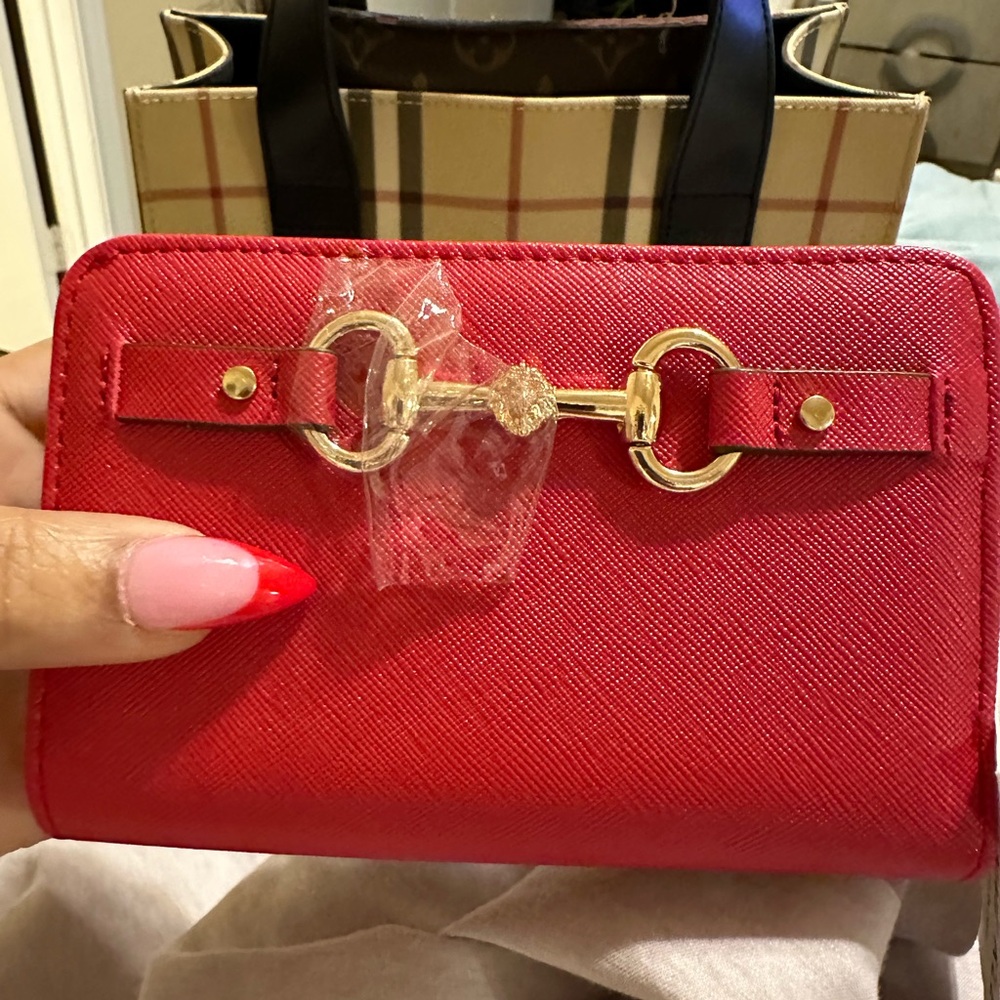 Anne Klein Crimson Wallet
5.25” x 3.50 “
Gold Emblems
Brand New